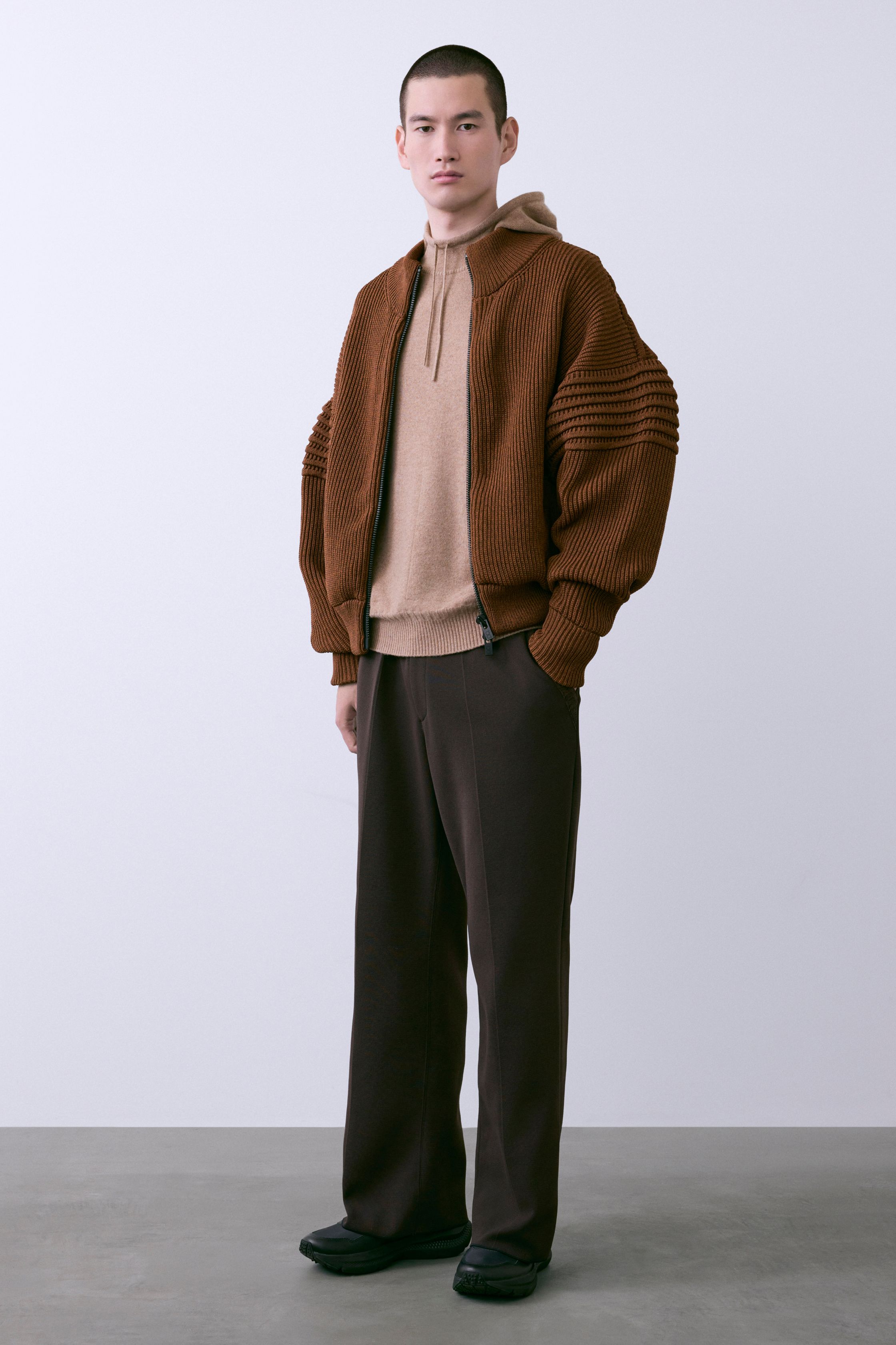 CFCL 26FW 以计算机针织为核心语言，将服装转化为可被“阅读”的结构体。纵向纹理、立体褶皱与模块化比例在黑、深蓝与青绿色中展现理性秩序，既冷静又富有身体律动。系列强调零浪费与可持续逻辑，在极简外观下隐藏高度技术复杂性，构建一种介于未来制服与当代艺术之间的男装形态，是日本新世代设计中最具系统美感的表达之一-顽石频道趋势研究